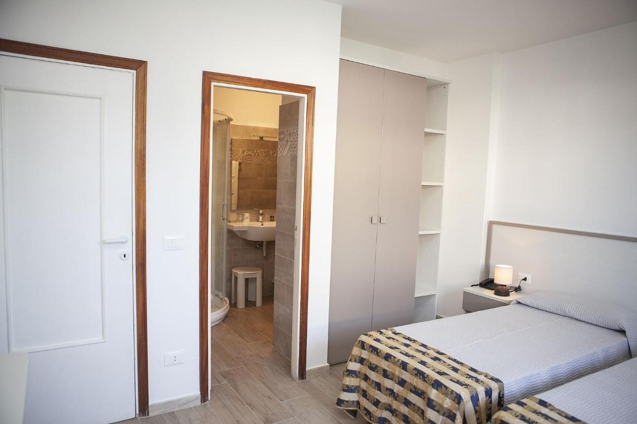 Hotel Thomas Марина ди Кампо Екстериор снимка
