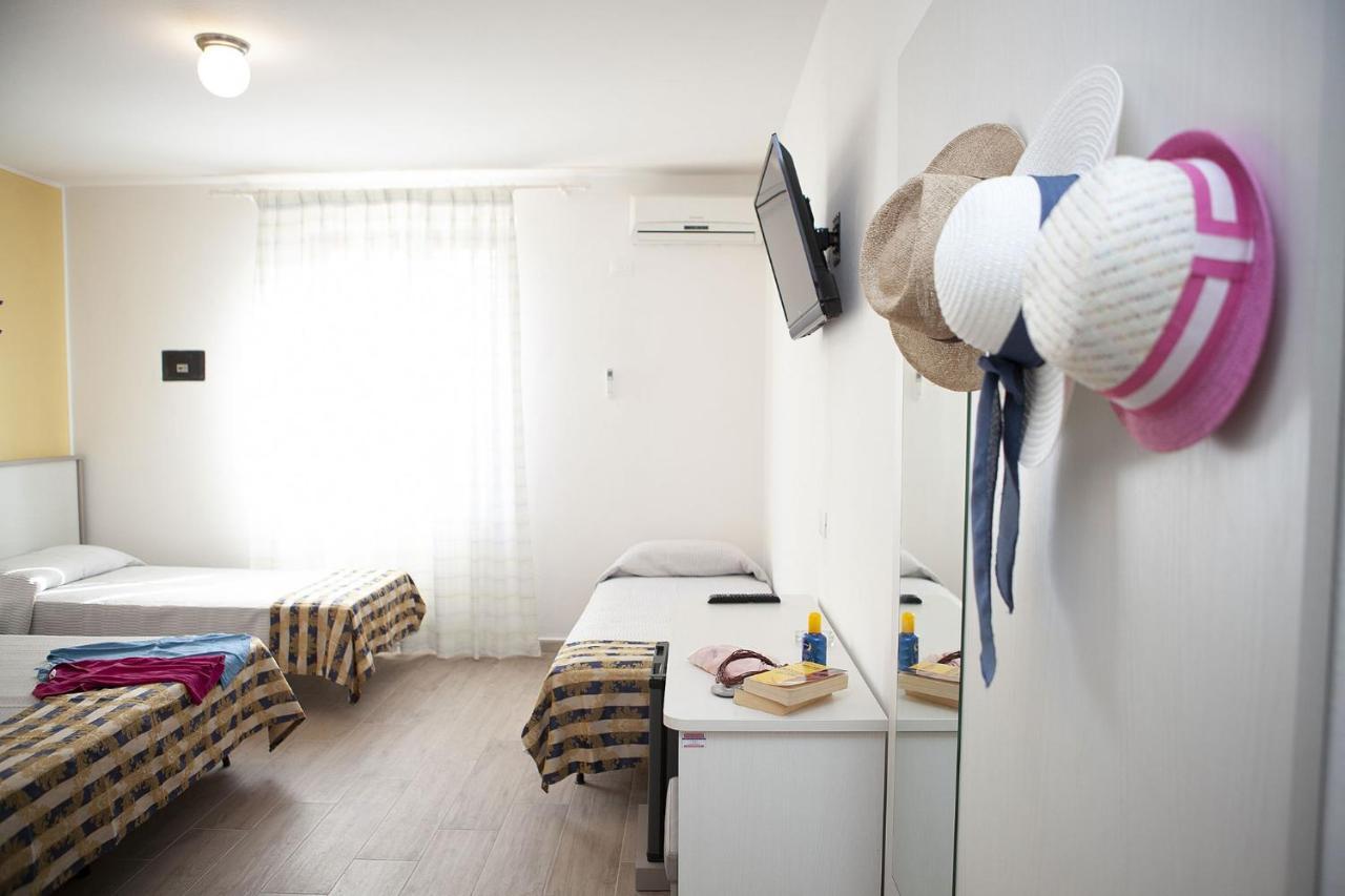 Hotel Thomas Марина ди Кампо Екстериор снимка