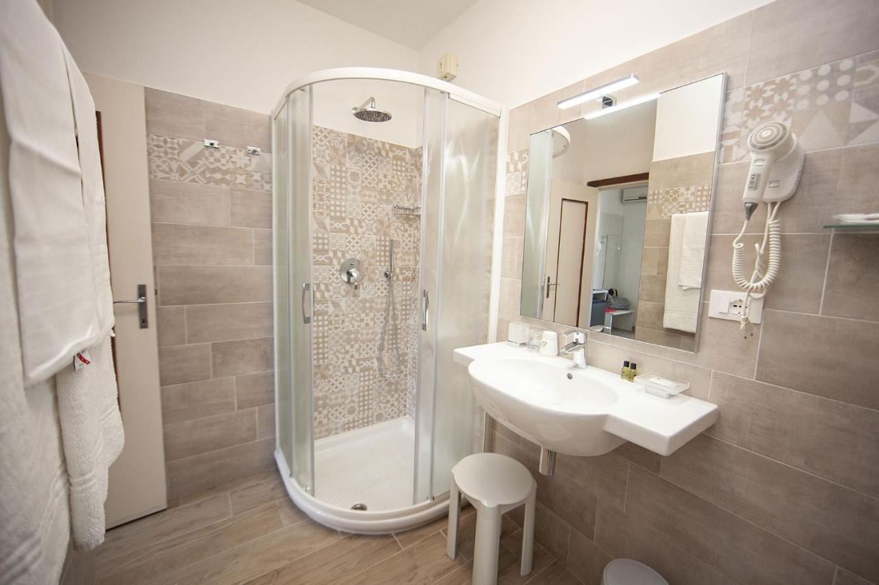 Hotel Thomas Марина ди Кампо Екстериор снимка